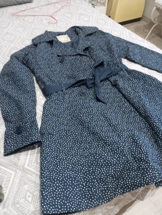 Gabardina azul con cinturón