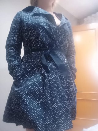 Gabardina azul con cinturón