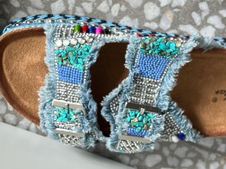 Sandalias pedrería abalorios y flecos