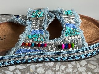 Sandalias pedrería abalorios y flecos