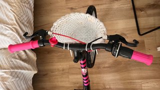 Bicicleta infantil negra y rosa