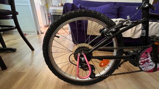 Bicicleta infantil negra y rosa