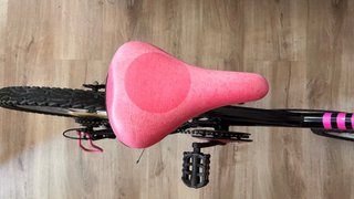Bicicleta infantil negra y rosa
