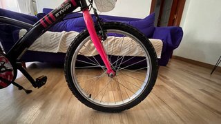 Bicicleta infantil negra y rosa