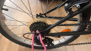 Bicicleta infantil negra y rosa