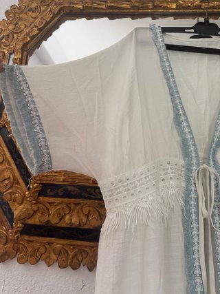 Kimono de playa blanco y azul
