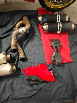 Ducati Streetfighter 1098 Roja y Dorada