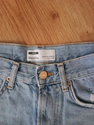 Bermuda vaquera Bershka desgastada Talla 34