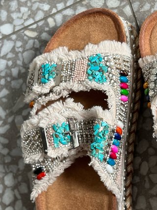 Sandalias pedrería abalorios y flecos