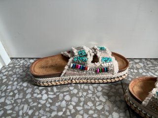 Sandalias pedrería abalorios y flecos