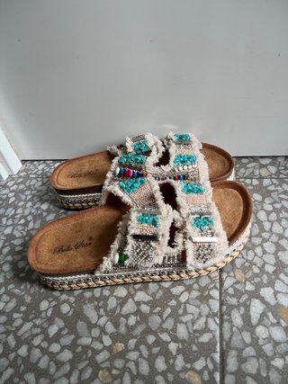 Sandalias pedrería abalorios y flecos