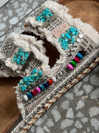 Sandalias pedrería abalorios y flecos
