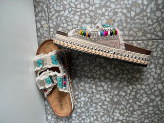 Sandalias pedrería abalorios y flecos