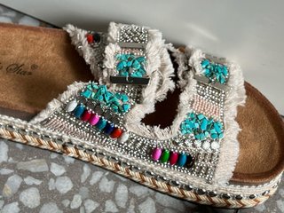 Sandalias pedrería abalorios y flecos