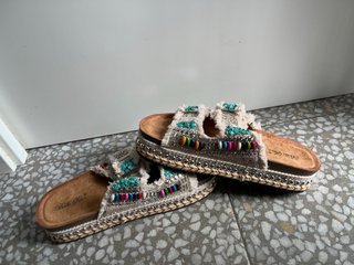 Sandalias pedrería abalorios y flecos