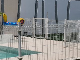 Valla de piscina blanca metálica