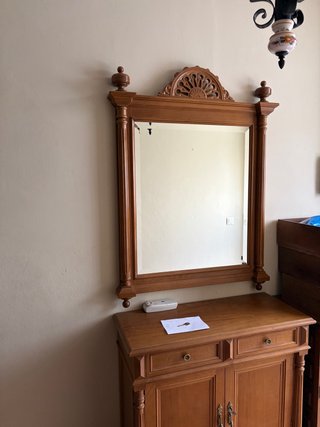 Mueble de entrada de madera con espejo