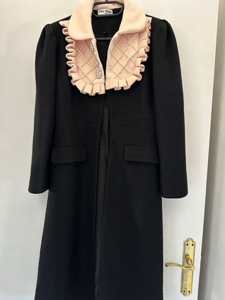 Abrigo Miu Miu Negro con Detalles Rosas