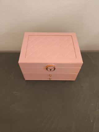 Portagioie grande rosa con serratura dorata