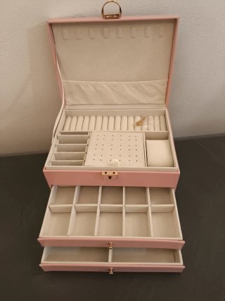 Portagioie grande rosa con serratura dorata