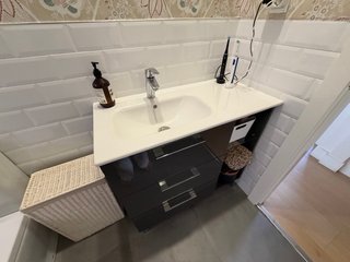 Mueble de baño gris brillante con lavabo