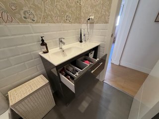 Mueble de baño gris brillante con lavabo