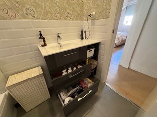 Mueble de baño gris brillante con lavabo