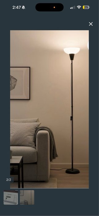 Lámpara de pie Ikea negra y blanca