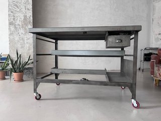 Mesa industrial antigua Correos Frances
