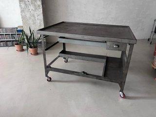 Mesa industrial antigua Correos Frances