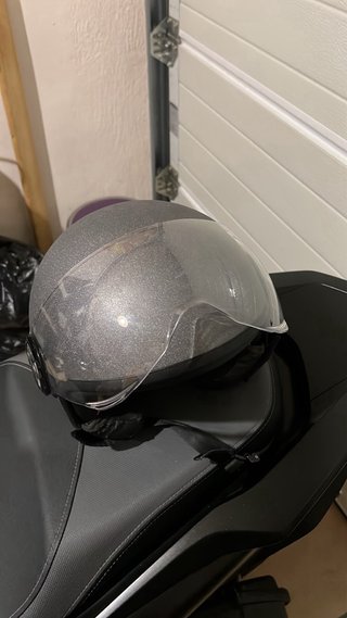 Cascos de moto uno negro S y otro gris XL