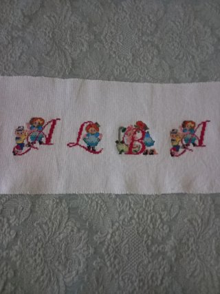 Tela bordada con letras y figuras ALBA