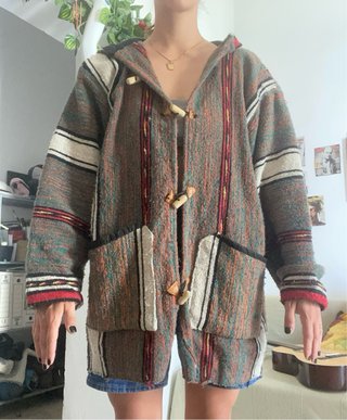 Chaqueta con capucha y botones de madera