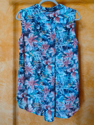 Camisa floral sin mangas