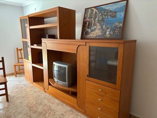 Mueble TV madera con vitrina y cajones