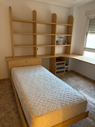 Cama y escritorio de madera