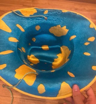 Sombrero de terciopelo azul y amarillo