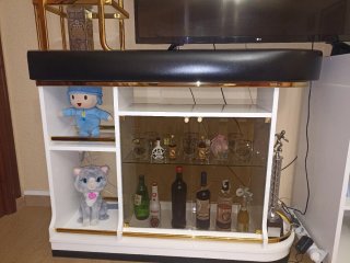 Minibar con luz LED y detalles dorados