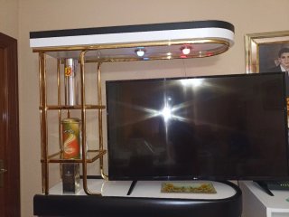 Minibar con luz LED y detalles dorados