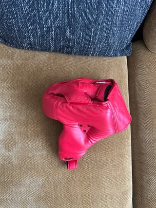 Guantes de boxeo, tibiales Buddha y casco