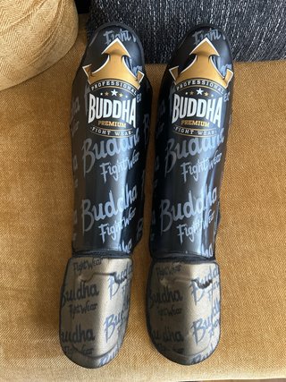 Guantes de boxeo, tibiales Buddha y casco