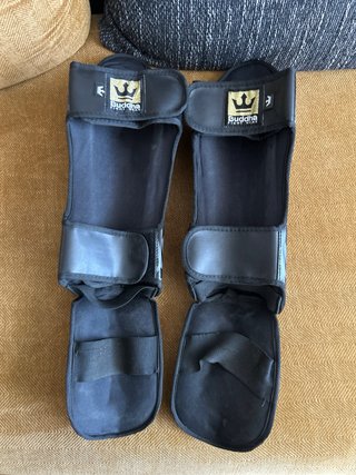 Guantes de boxeo, tibiales Buddha y casco