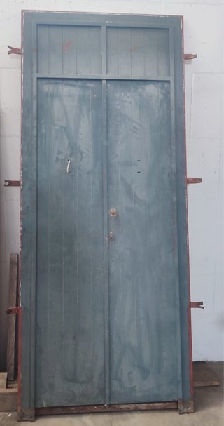 Puerta doble de hierro