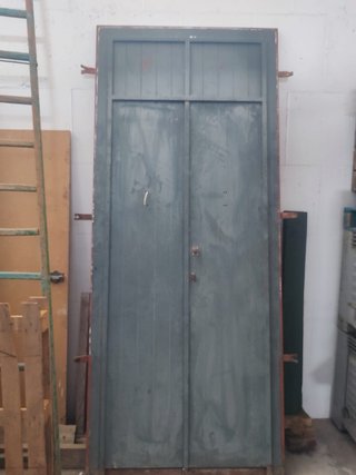 Puerta doble de hierro