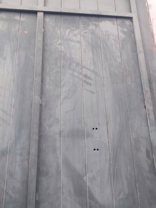 Puerta doble de hierro