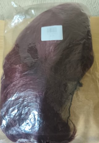 Peluca corta burdeos.