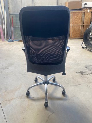 Silla de oficina ergonómica gris