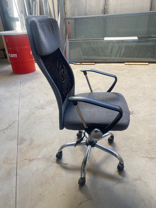 Silla de oficina ergonómica gris