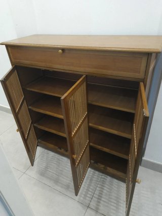 Zapatero de madera con puertas