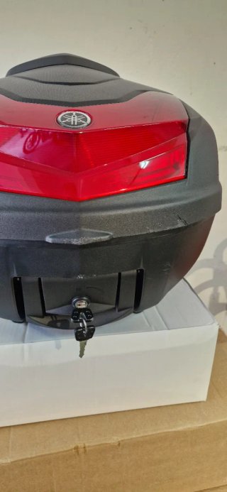 Baúl Yamaha 39L Negro con Llave